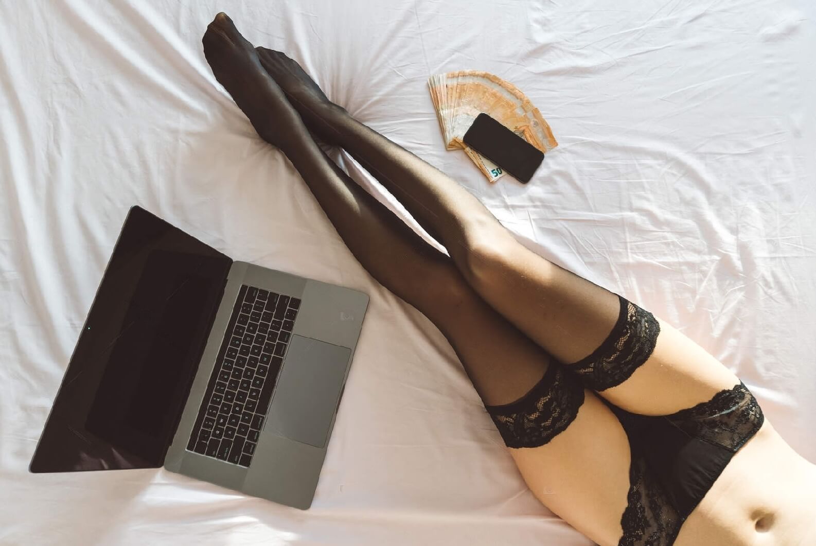 girl in best used stockings with laptop and money